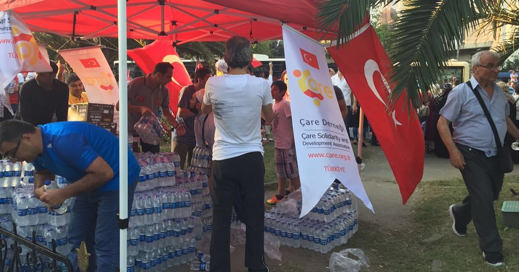 Darbeye Karşı Nöbet tutan halkımıza ikram dağıtımımız sürüyor.