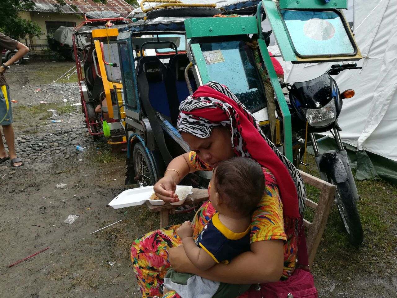 Sıkı Yönetim İlan Edilen Filipinler'e Gıda Yardımı