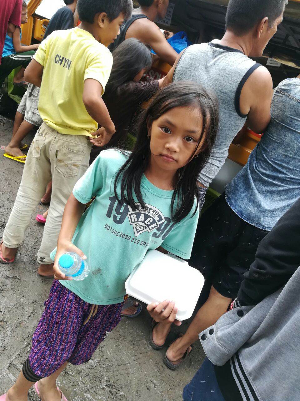 Sıkı Yönetim İlan Edilen Filipinler'e Gıda Yardımı