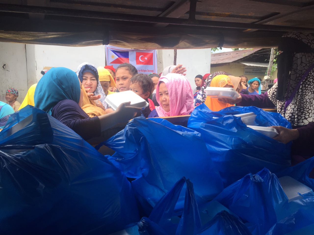 Sıkı Yönetim İlan Edilen Filipinler'e Gıda Yardımı