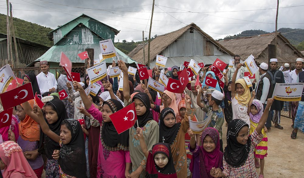 Binlerce Arakanlı Müslümana Temel Gıda Yardımı
