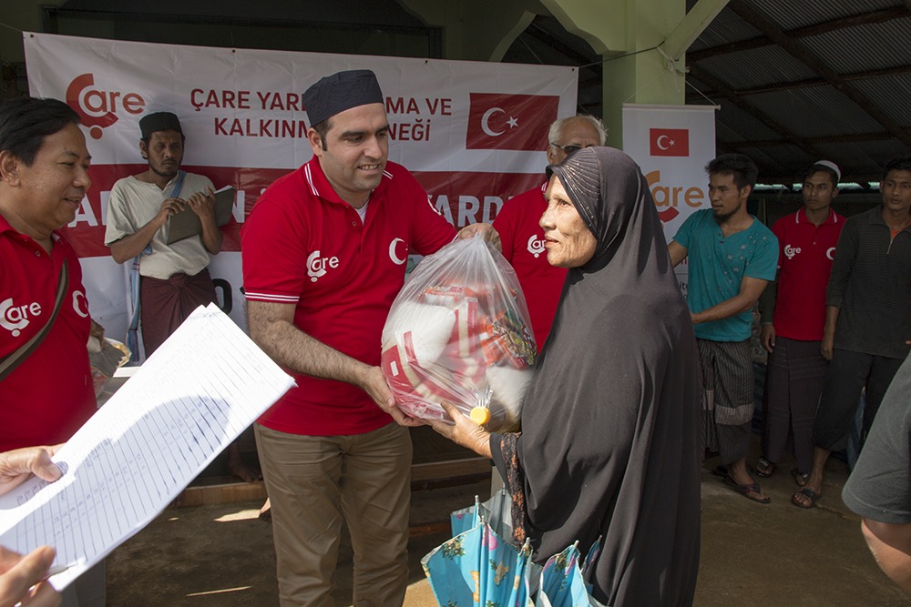 Binlerce Arakanlı Müslümana Temel Gıda Yardımı
