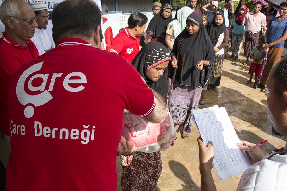 Binlerce Arakanlı Müslümana Temel Gıda Yardımı