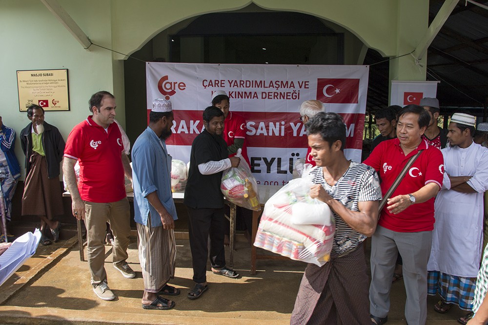 Binlerce Arakanlı Müslümana Temel Gıda Yardımı