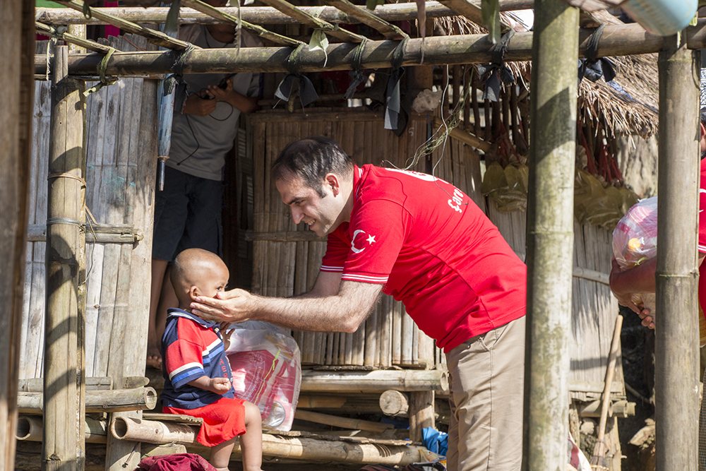 Binlerce Arakanlı Müslümana Temel Gıda Yardımı