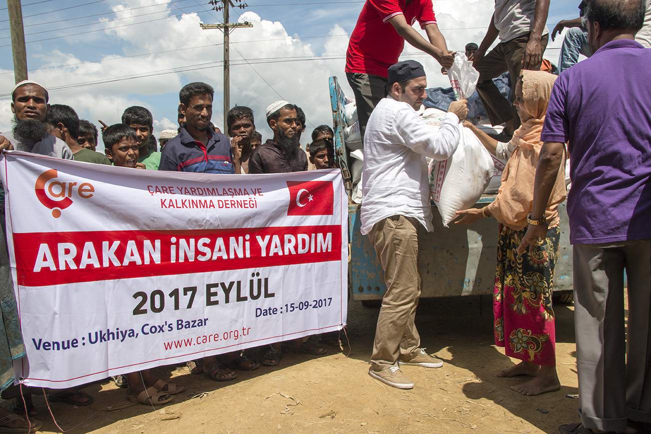 Binlerce Arakanlı Müslümana Temel Gıda Yardımı