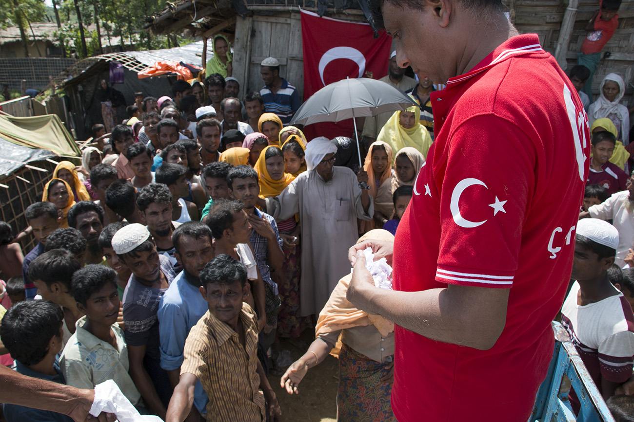 Binlerce Arakanlı Müslümana Temel Gıda Yardımı