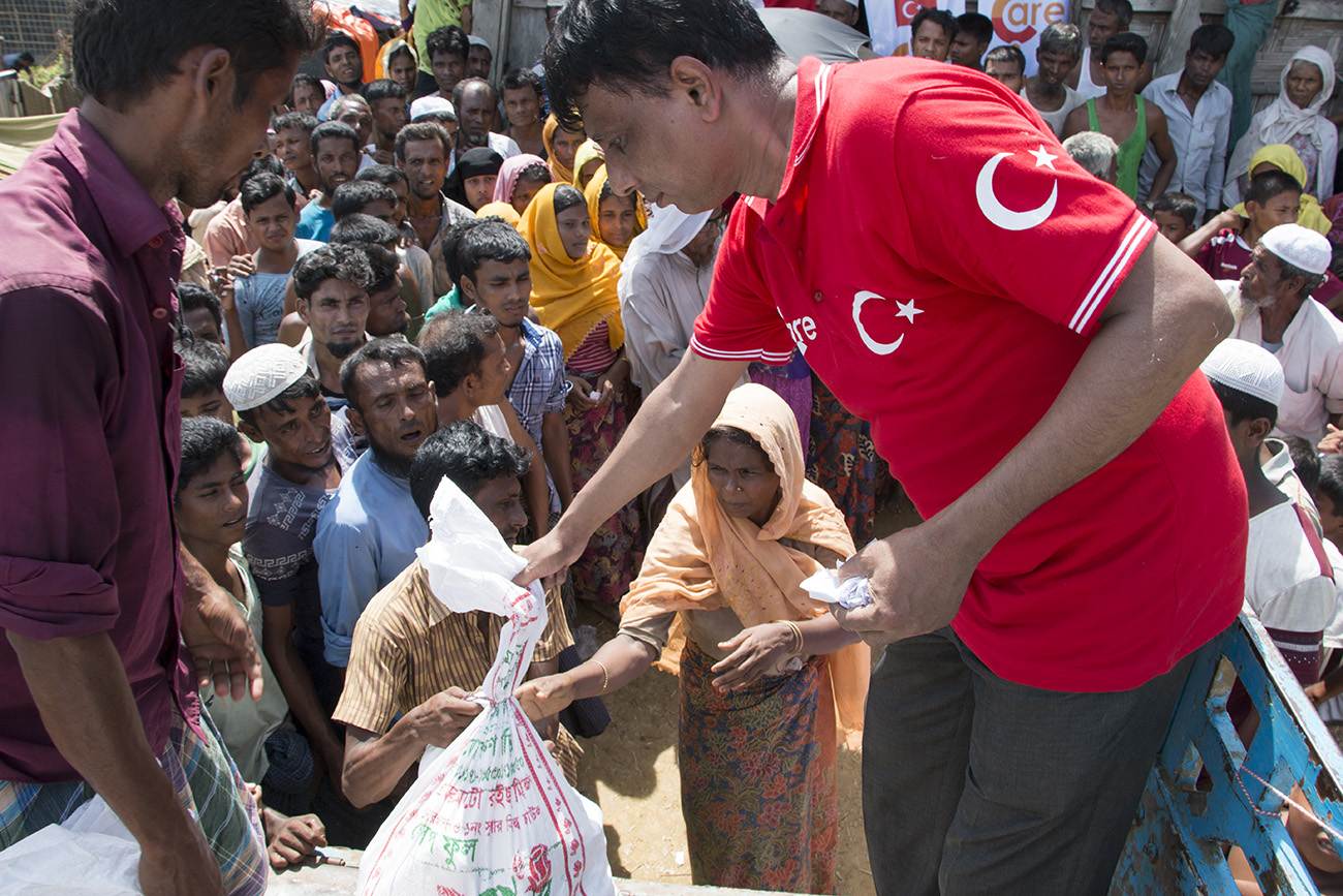 Binlerce Arakanlı Müslümana Temel Gıda Yardımı
