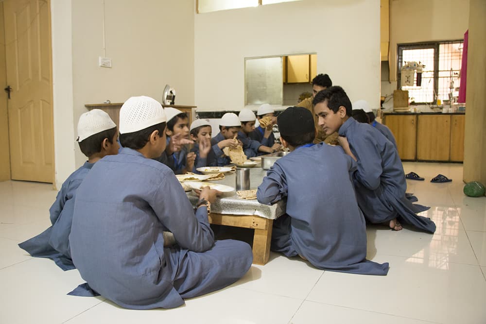 Pakistan Yetimhanesine Ziyaret
