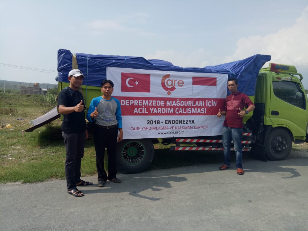 Depremzede Mağduru Endonezya Halkına Yardımlar Dağıtılıyor