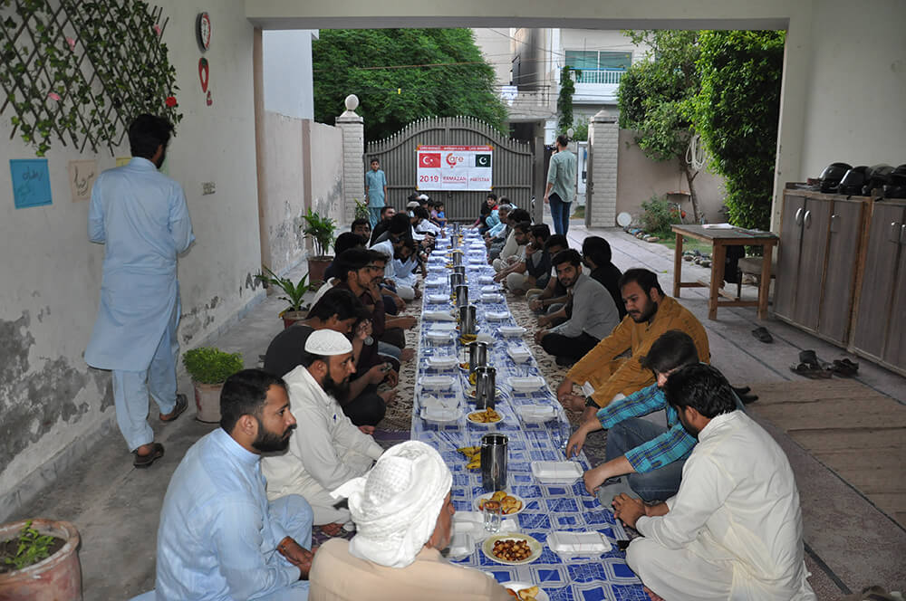 iftar Tables Established in Pakistan