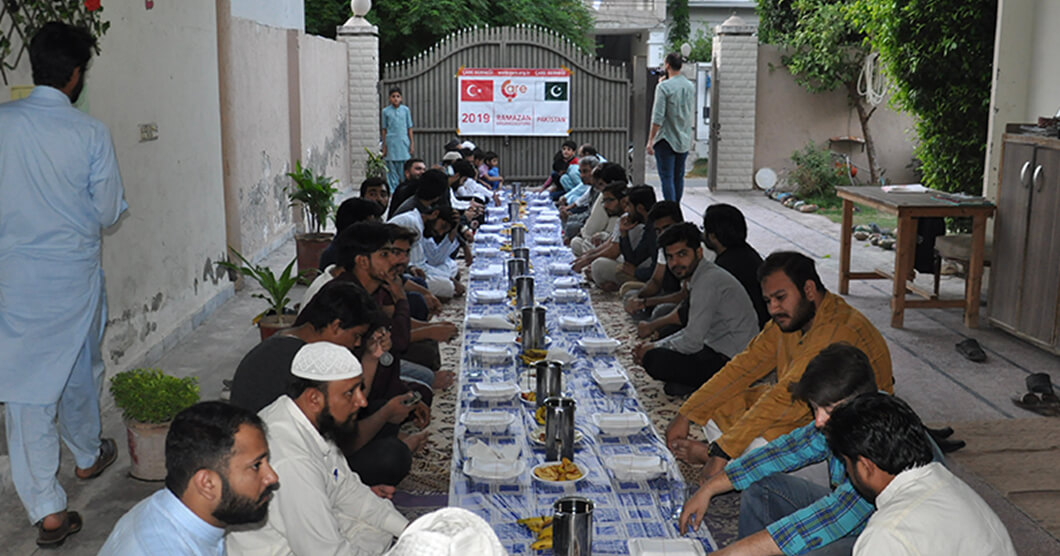 iftar Tables Established in Pakistan