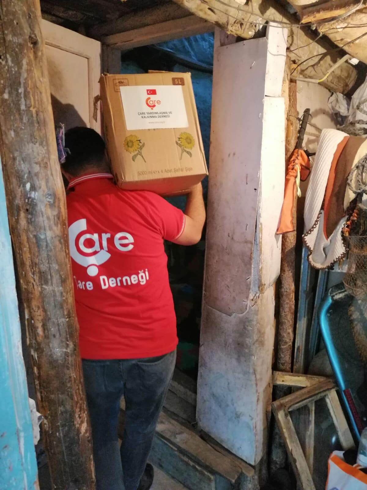 Türkiye'deki İhtiyaç Sahibi Ailelere Ramazan Yardımları Dağıtıldı