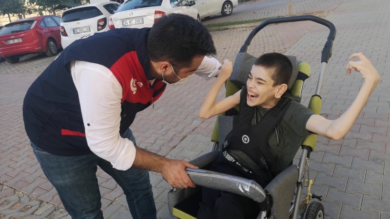 mehmet-emin-e-engelli-sandalyesi-surprizi-6.jpeg