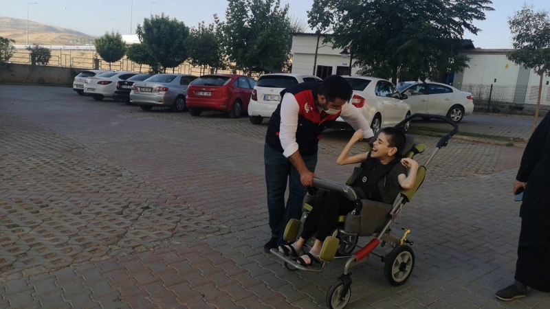 mehmet-emin-e-engelli-sandalyesi-surprizi-8.jpeg