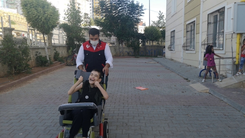 mehmet-emin-e-engelli-sandalyesi-surprizi-10.jpeg