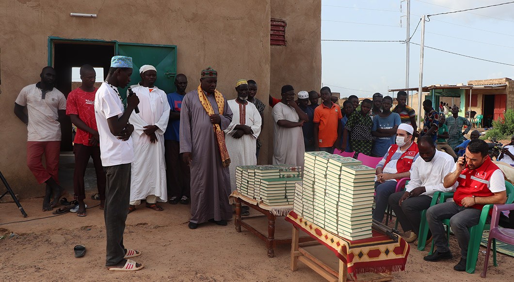 Burkina Faso'da Yerel Halka Kuran-ı Kerim Dağıtımı