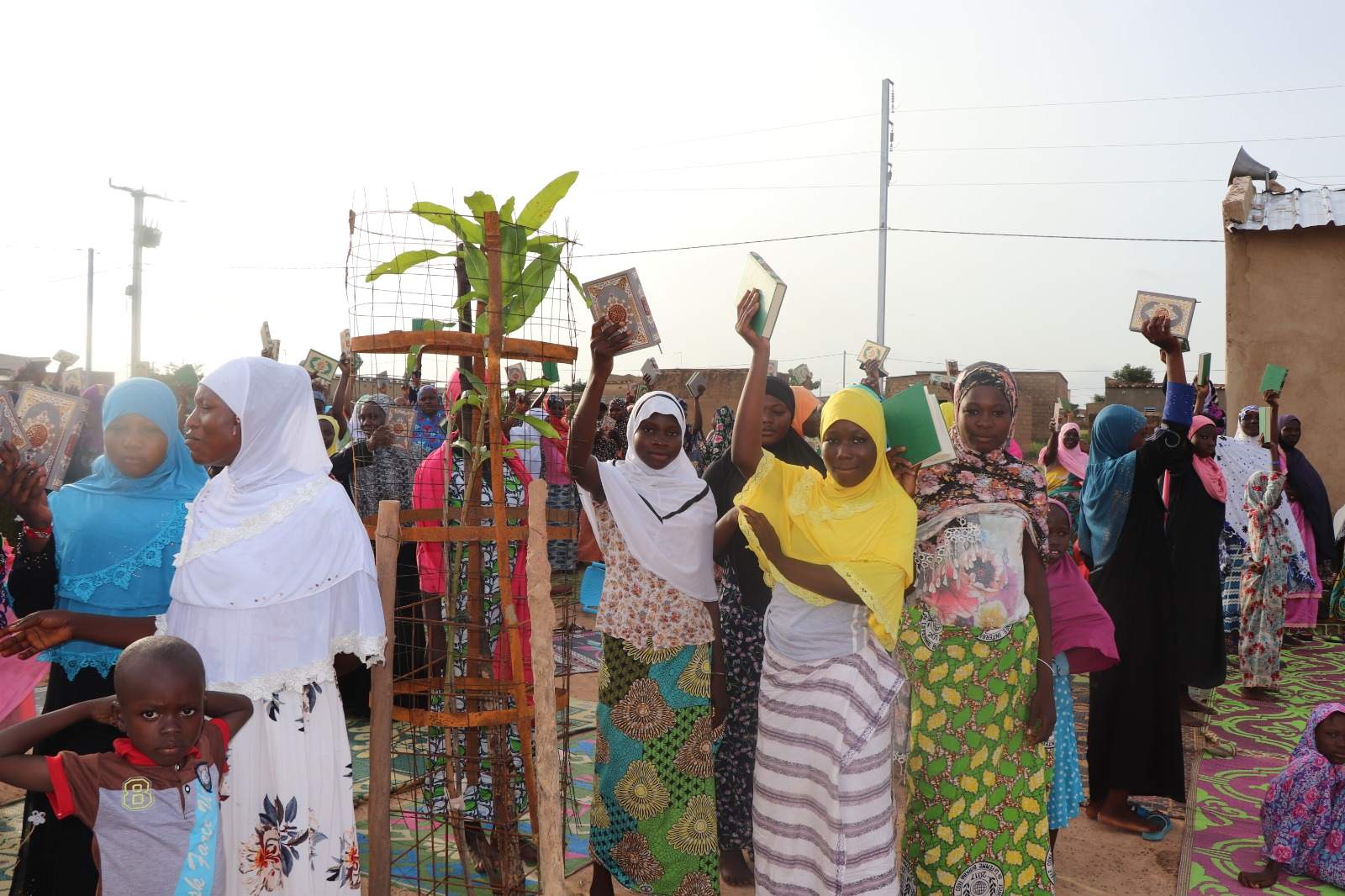 Burkina Faso'da Yerel Halka Kuran-ı Kerim Dağıtımı