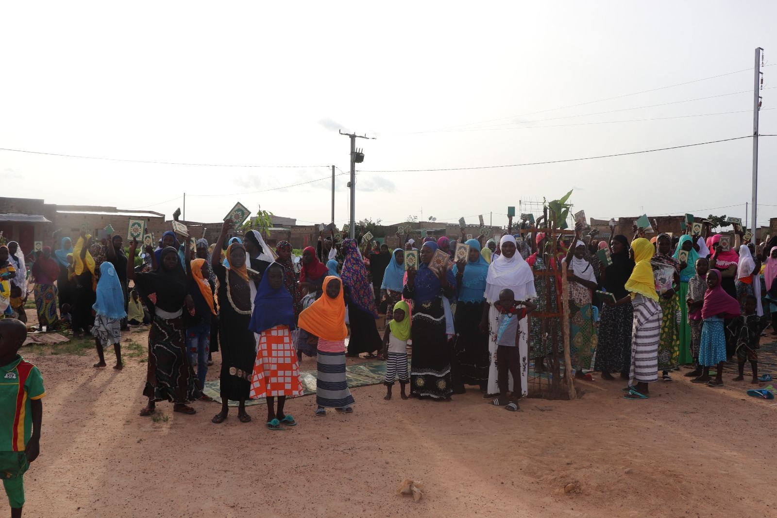 Burkina Faso'da Yerel Halka Kuran-ı Kerim Dağıtımı