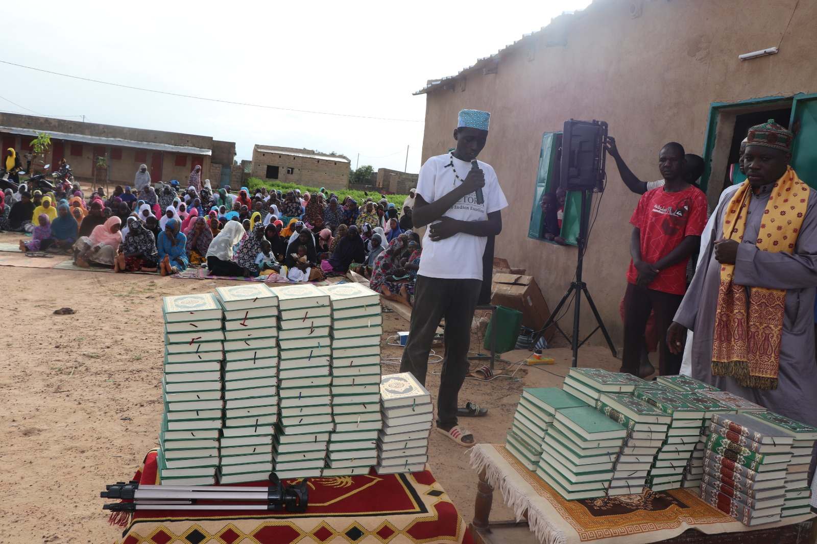 Burkina Faso'da Yerel Halka Kuran-ı Kerim Dağıtımı