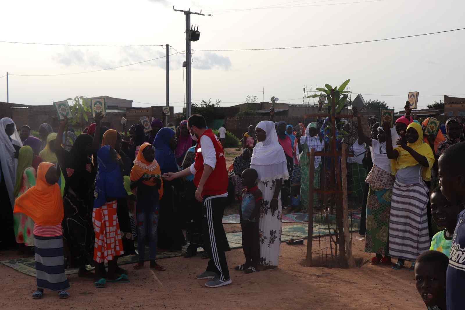 Burkina Faso'da Yerel Halka Kuran-ı Kerim Dağıtımı