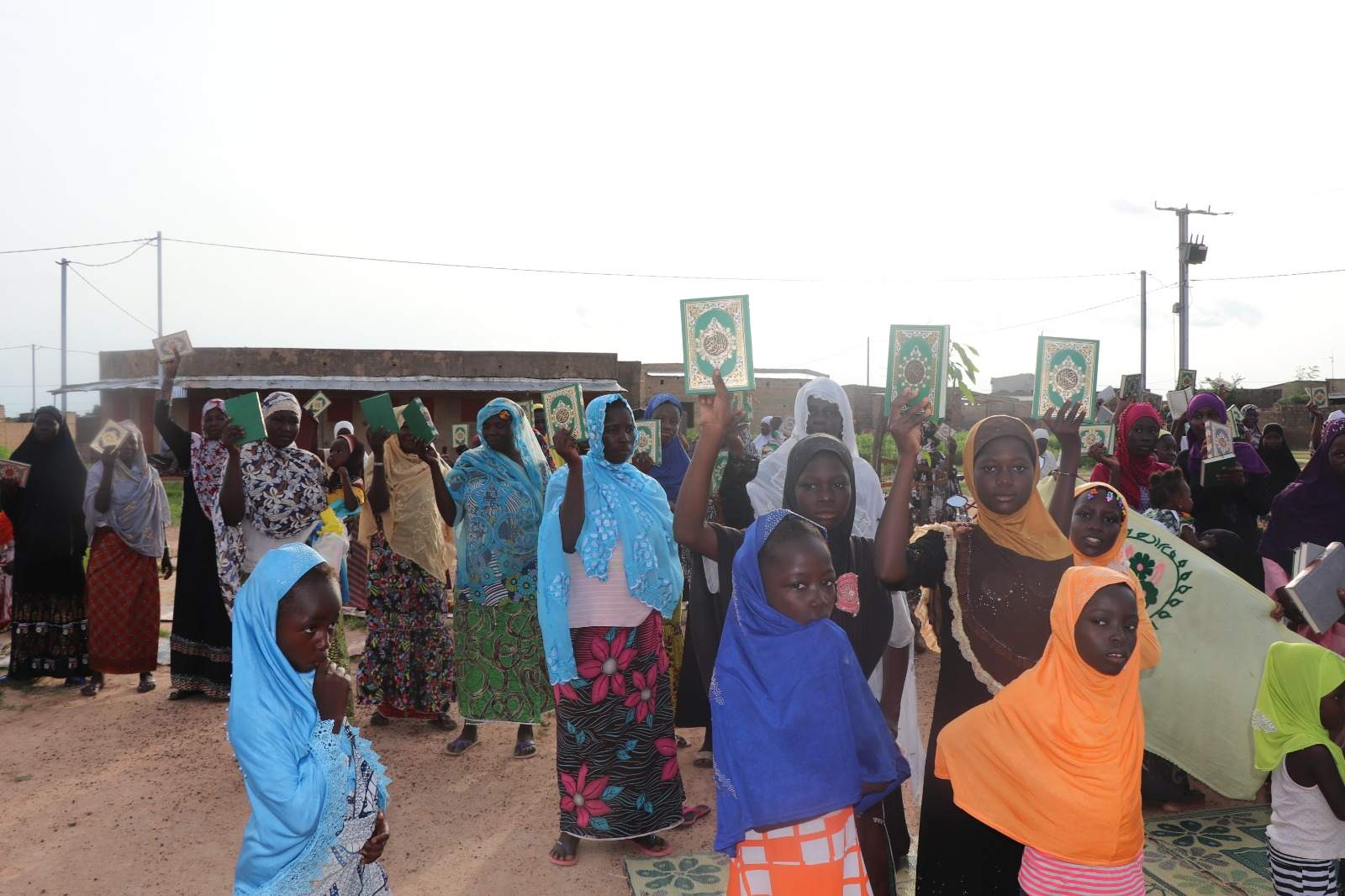 Burkina Faso'da Yerel Halka Kuran-ı Kerim Dağıtımı