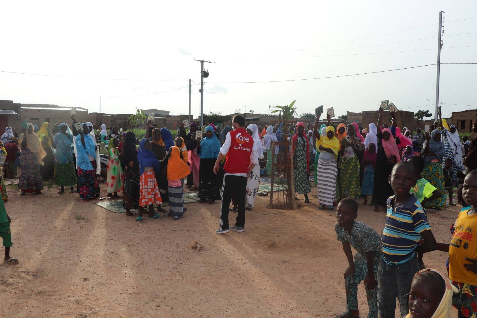 Burkina Faso'da Yerel Halka Kuran-ı Kerim Dağıtımı