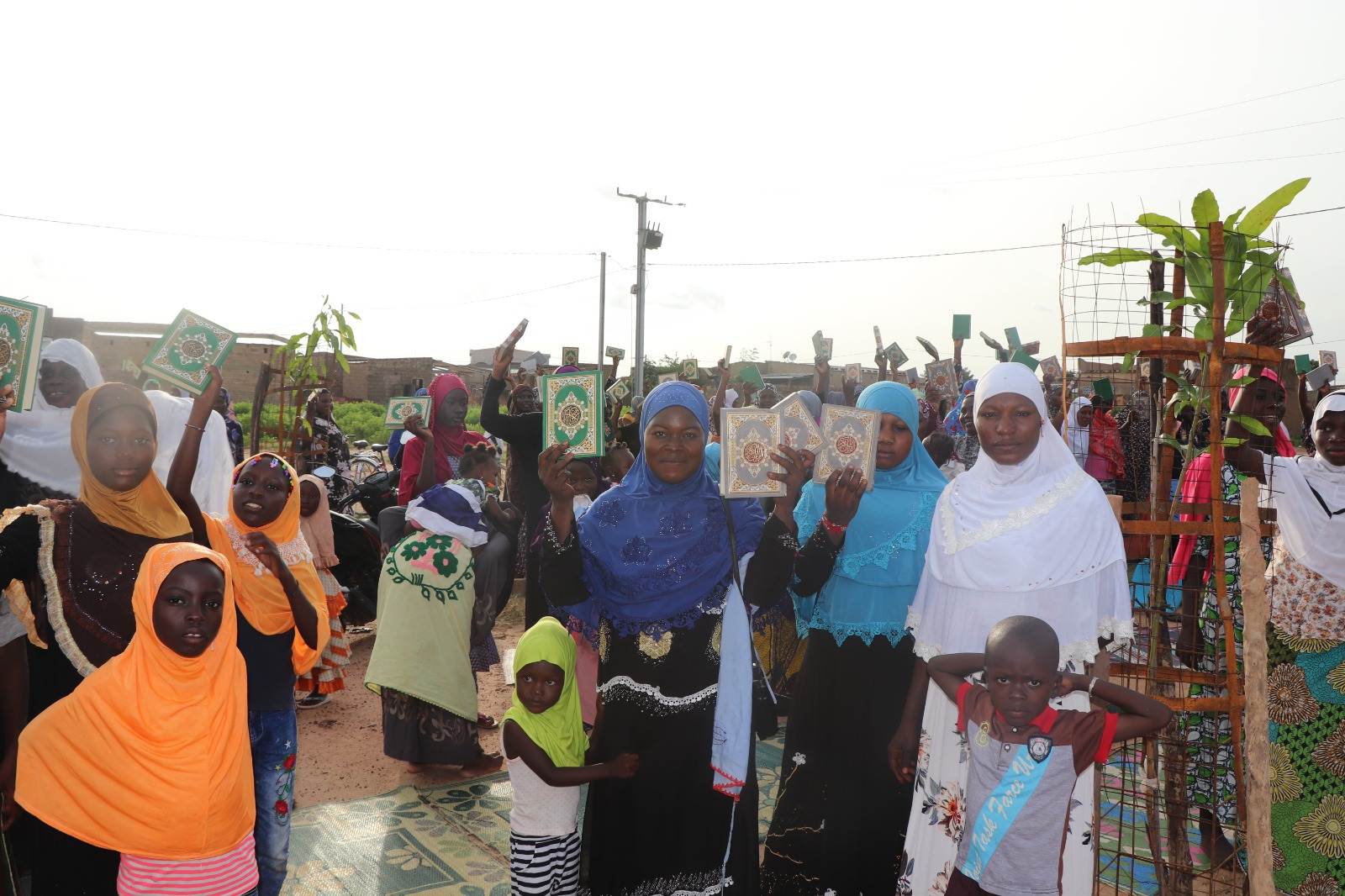 Burkina Faso'da Yerel Halka Kuran-ı Kerim Dağıtımı