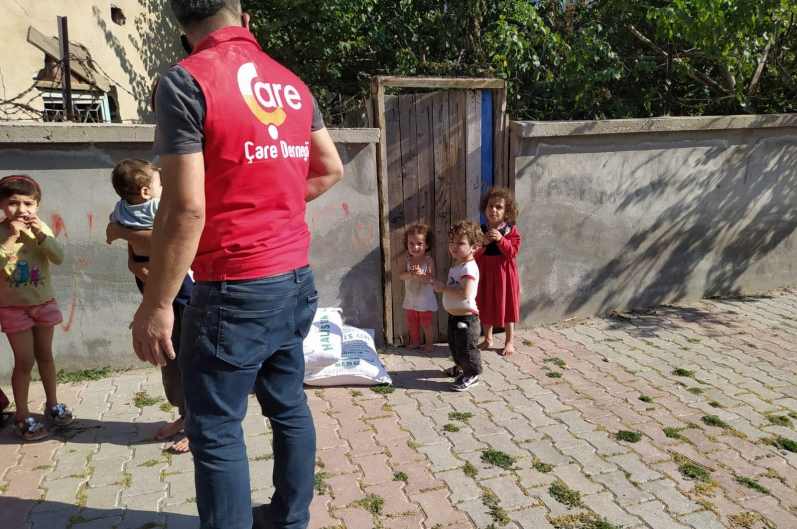 [21] Elazığ'da Ailelere Un, Gıda Kolisi ve Nakdî Yardım - 05.jpeg