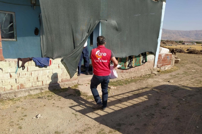 [21] Elazığ'da Ailelere Un, Gıda Kolisi ve Nakdî Yardım - 09.jpeg