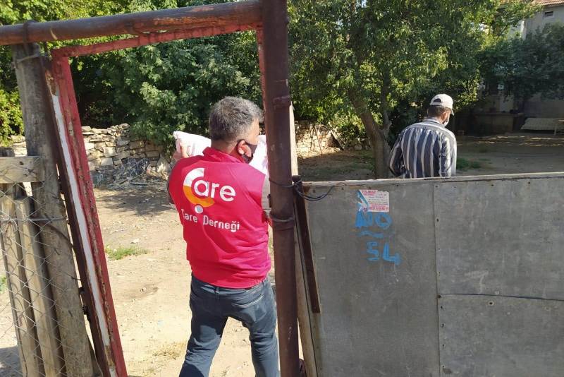 [21] Elazığ'da Ailelere Un, Gıda Kolisi ve Nakdî Yardım - 03.jpeg
