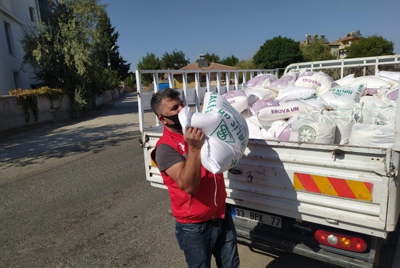 [21] Elazığ'da Ailelere Un, Gıda Kolisi ve Nakdî Yardım - 04.jpeg