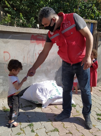 [21] Elazığ'da Ailelere Un, Gıda Kolisi ve Nakdî Yardım - 28.jpg