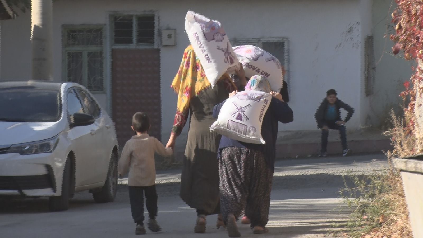 [21] Elazığ'da Ailelere Un, Gıda Kolisi ve Nakdî Yardım - 26.jpeg