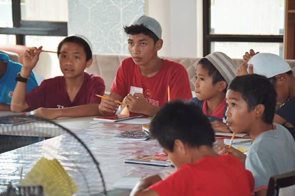 filipinler-care-medresesinde-muhtedi-genclerle-egitim-programi-4.jpeg