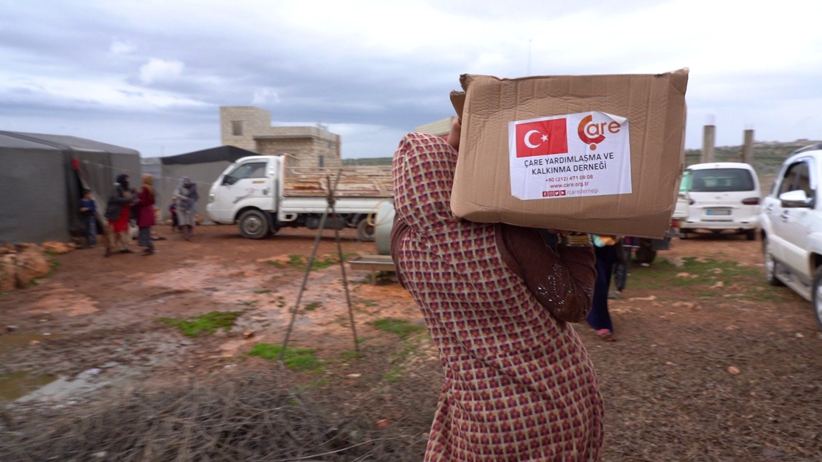 İdlib'de Yüzlerce Aileye 4 Tır Gıda ve Giyecek Yardımı! 