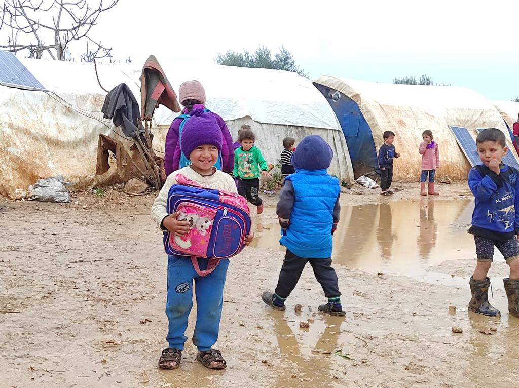 İdlib'de Yüzlerce Aileye 4 Tır Gıda ve Giyecek Yardımı! 