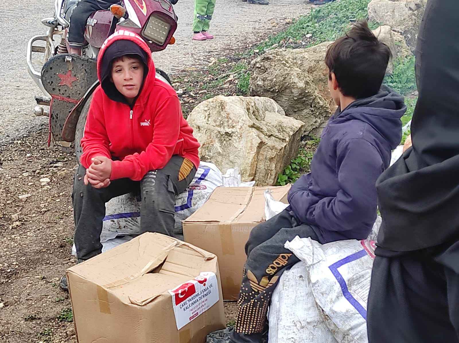 İdlib'de Yüzlerce Aileye 4 Tır Gıda ve Giyecek Yardımı! 