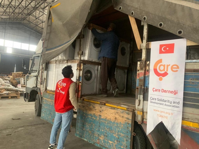 İzmir Konteynır Kent'te Kalan Ailelere Çamaşır Makinası Yardımı 06.jpeg