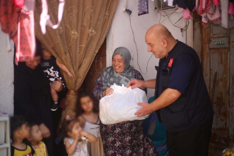 Filistin, Gazze'de Bayramlık ve Gıda Dağıtımları (6).jpeg