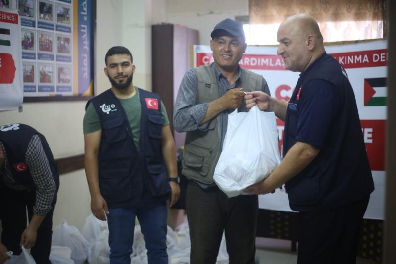 Filistin, Gazze'de Bayramlık ve Gıda Dağıtımları (1).jpeg