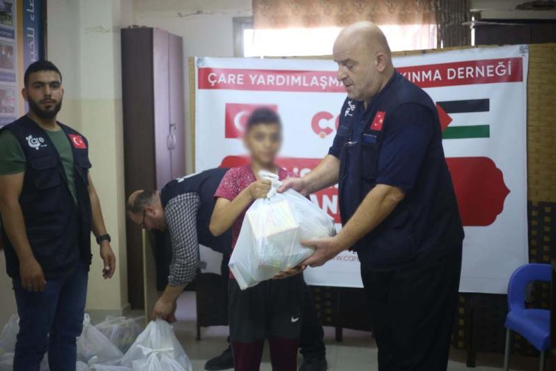 Filistin, Gazze'de Bayramlık ve Gıda Dağıtımları (8).jpeg