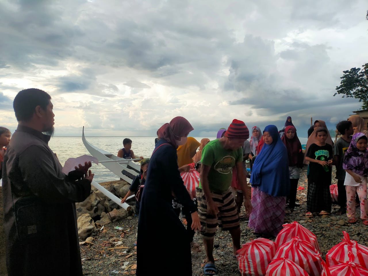 Filipinler'de Kasırga: Aile ve Yetimhanemiz Yetimlerine Yardım