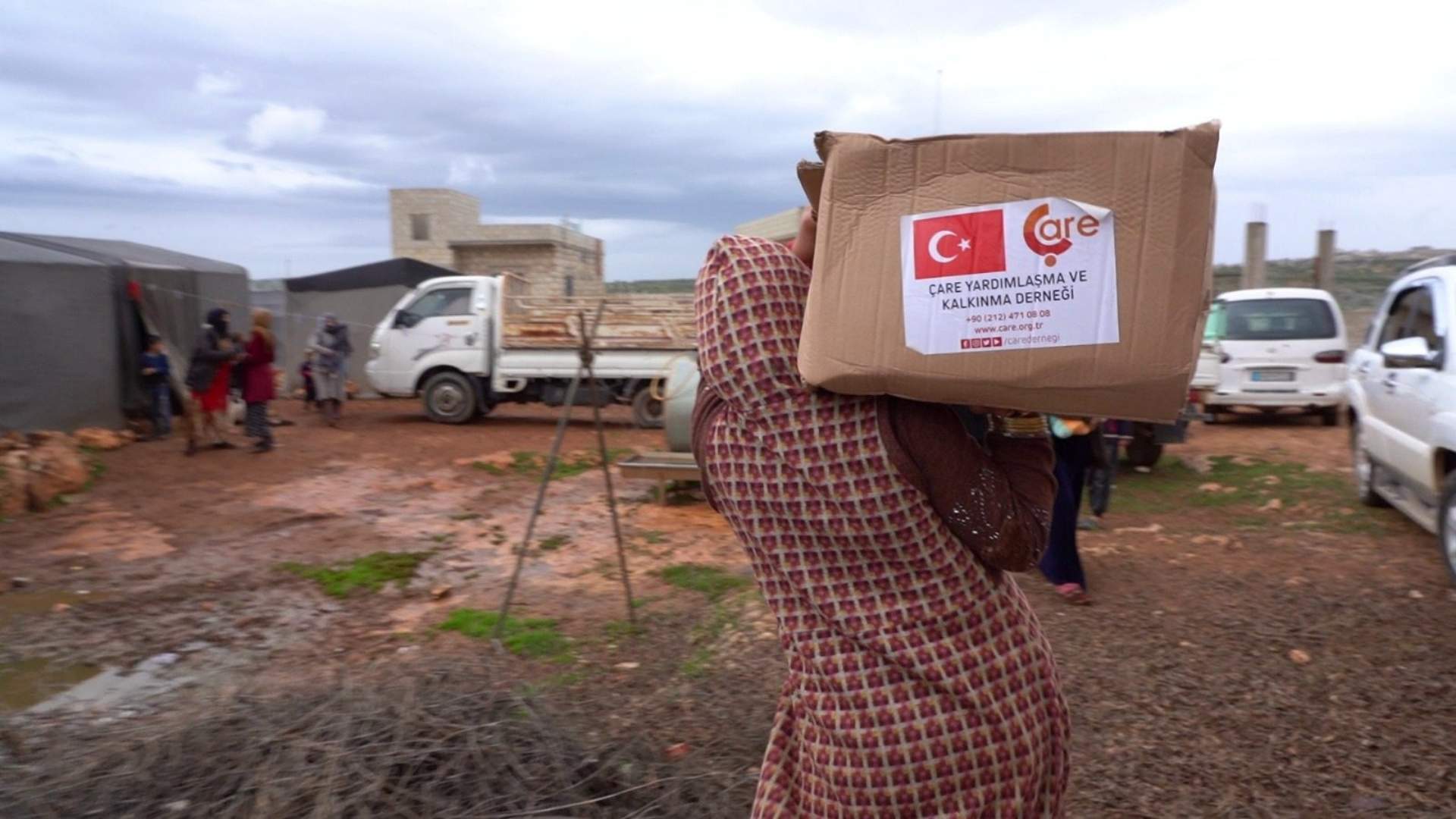 İdlib'de Yüzlerce Aileye 4 Tır Gıda ve Giyecek Yardımı! 