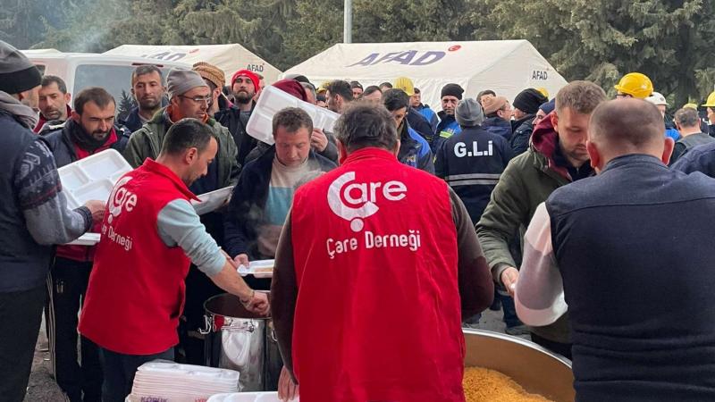 300 Maden İşçisine İki Hafta Sıcak Yemek İkram Ettik