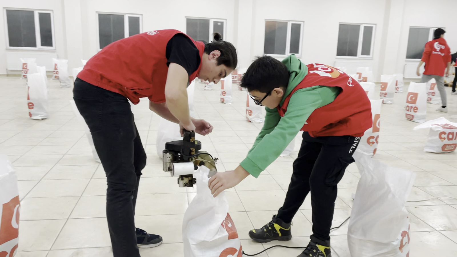 3 Tır Yakacak ve Gıda Yardımı Yola Çıktı
