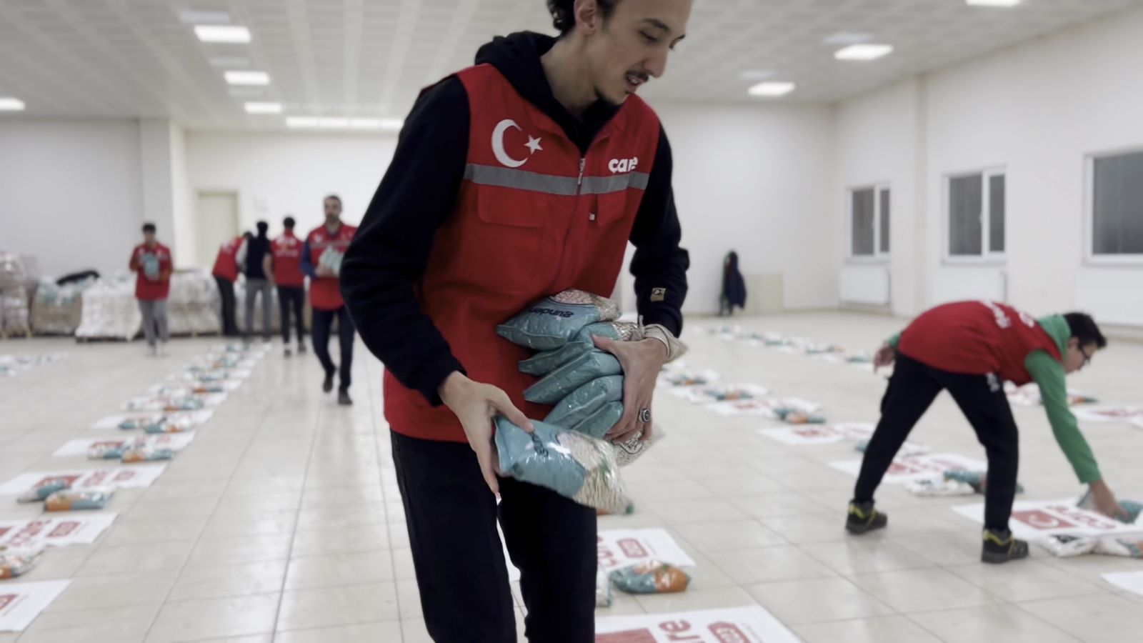 3 Tır Yakacak ve Gıda Yardımı Yola Çıktı