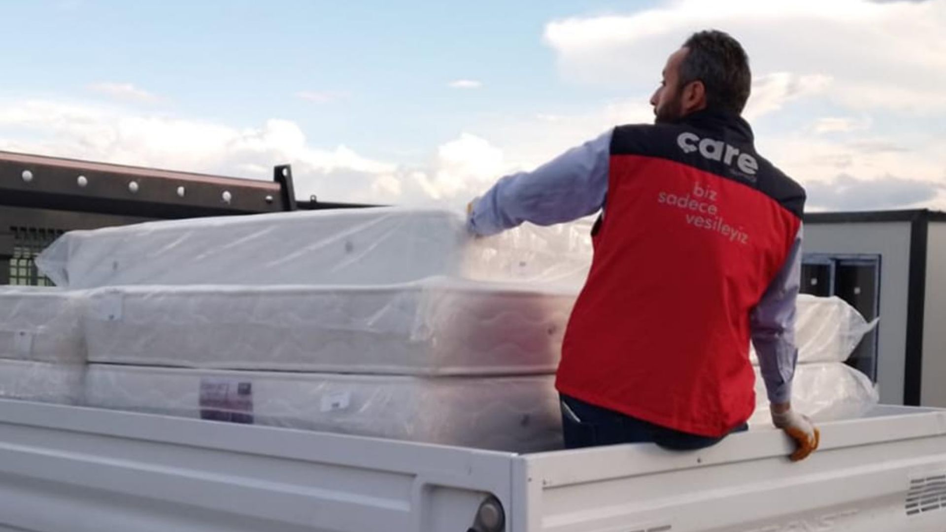 İdlib'de Yüzlerce Aileye 4 Tır Gıda ve Giyecek Yardımı! 