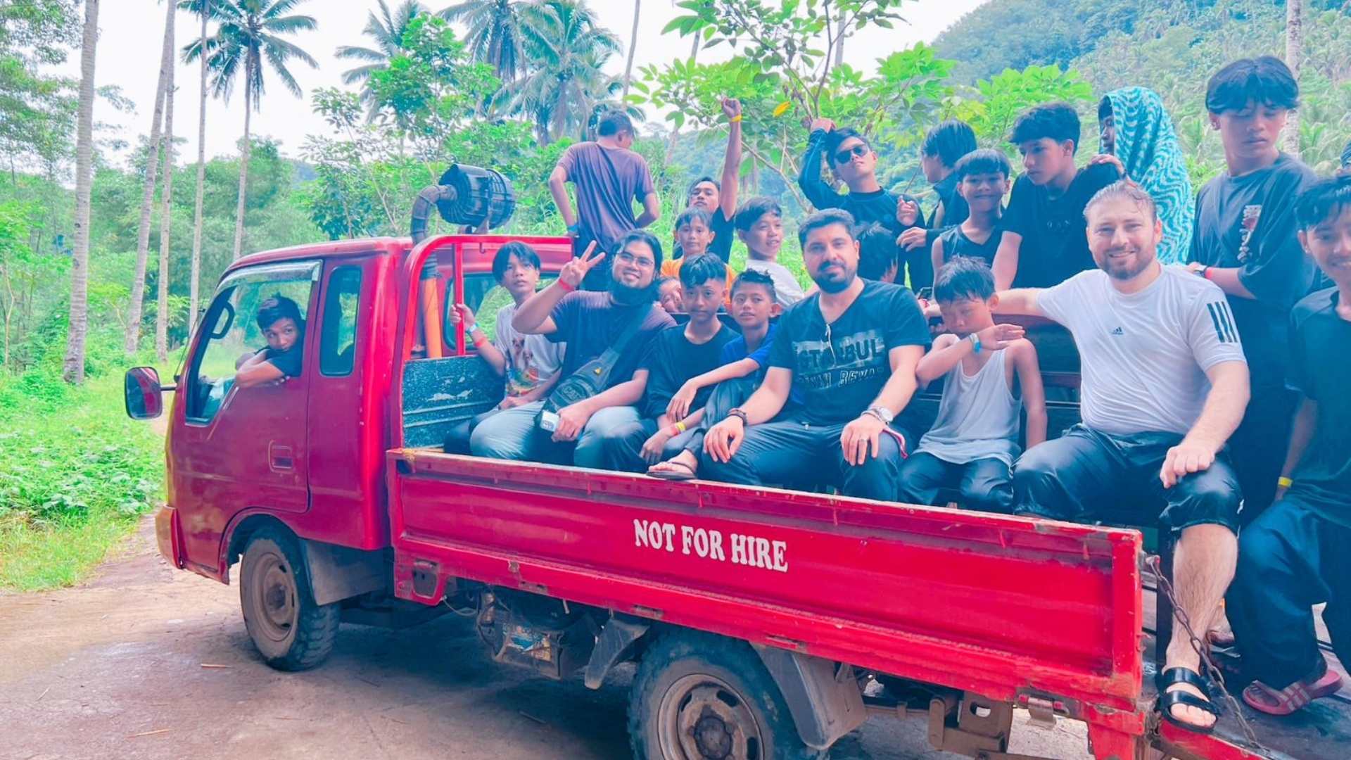 Filipinler’de Mezuniyet Sevinci ve Kamp