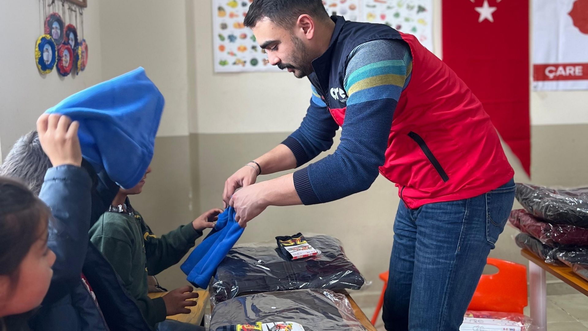 Anadolu'da Köy Okullarında Hediyeler